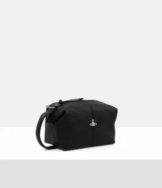 Nuestra bolsa de aseo está confeccionada en piel sintética y presenta una textura granulada natural en toda su silueta rectangular