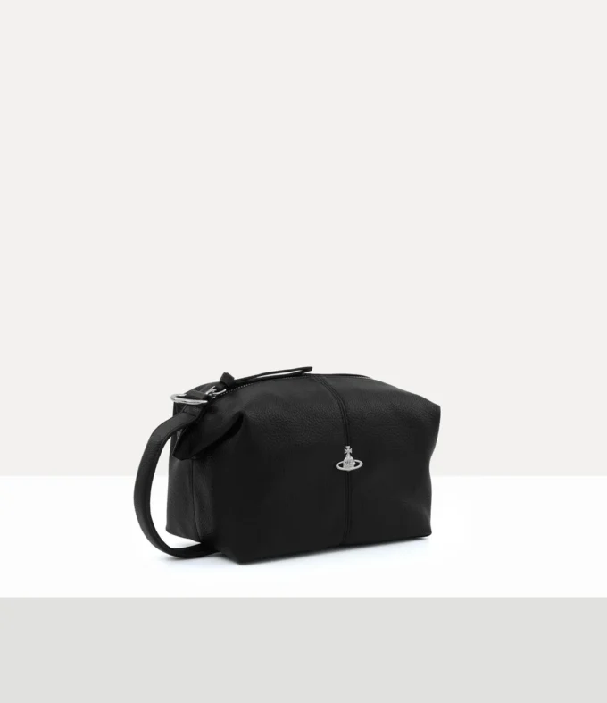 Nuestra bolsa de aseo está confeccionada en piel sintética y presenta una textura granulada natural en toda su silueta rectangular