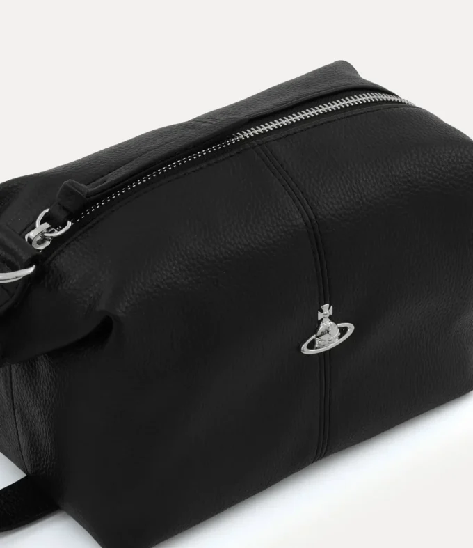 Nuestra bolsa de aseo está confeccionada en piel sintética y presenta una textura granulada natural en toda su silueta rectangular